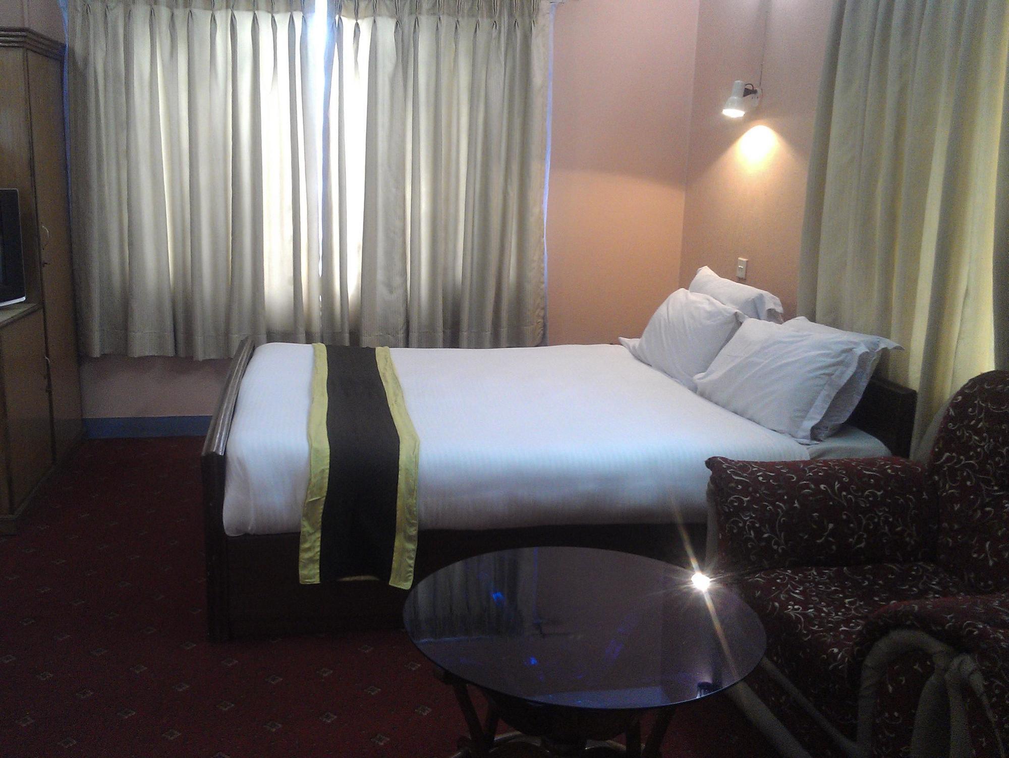Amar Hotel Катманду Экстерьер фото